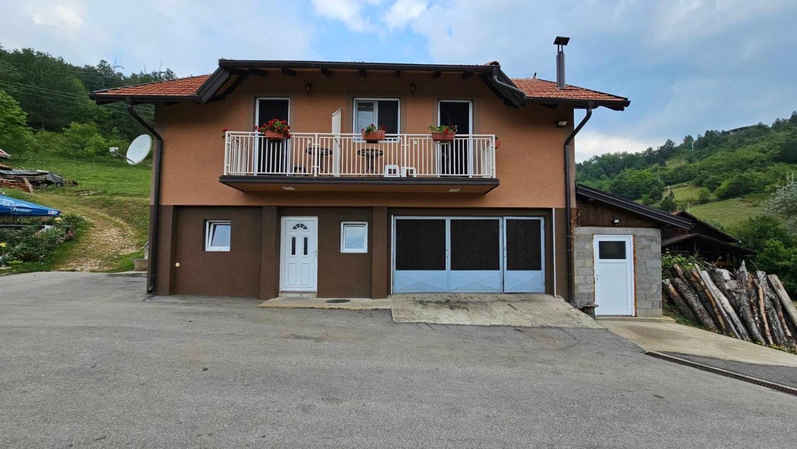 מוקרה גורה Apartmani Maksimovic מראה חיצוני תמונה