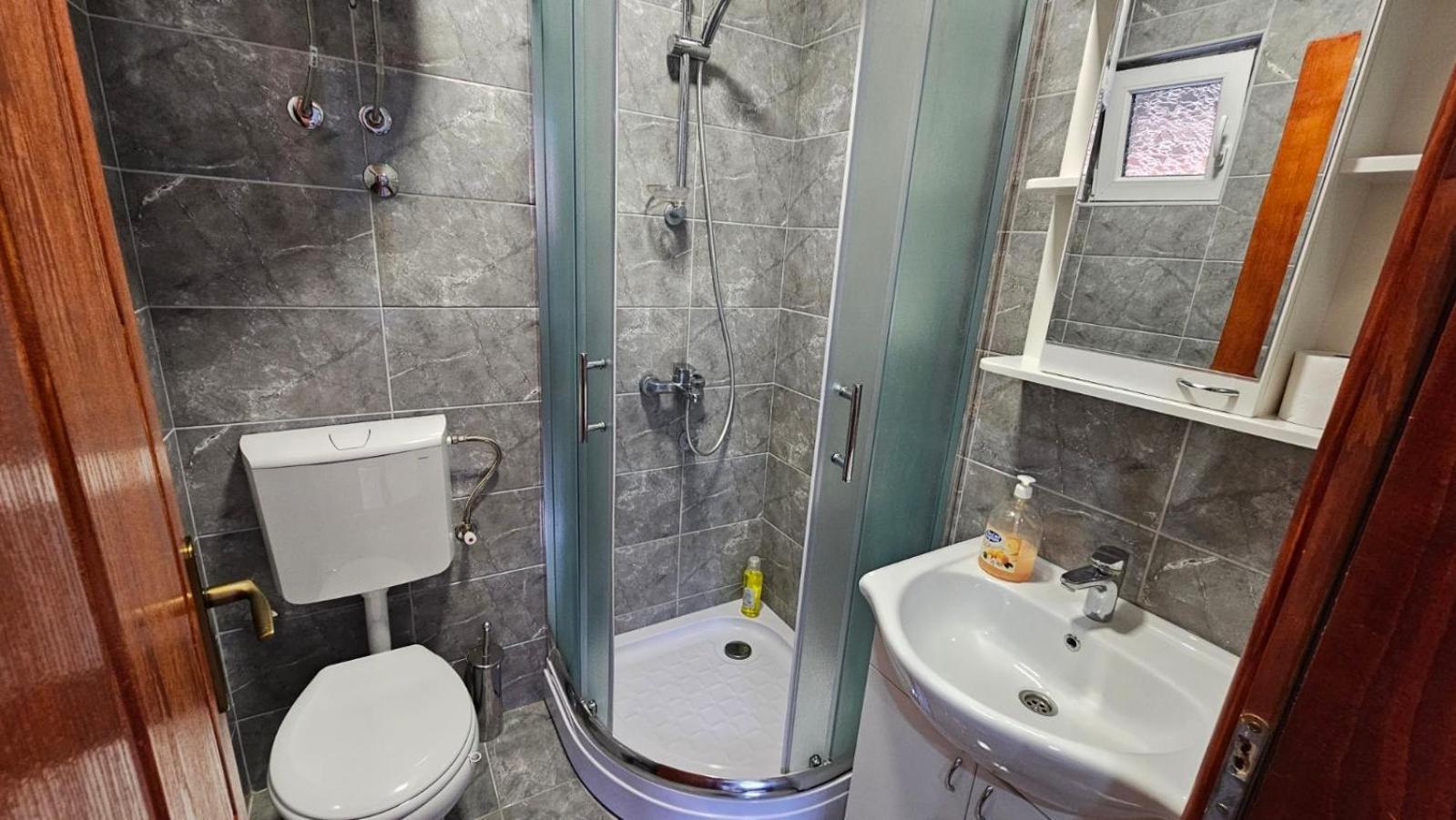 מוקרה גורה Apartmani Maksimovic מראה חיצוני תמונה